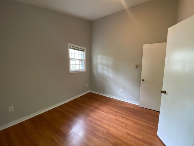 Building Photo - Spacious 3 BD, 1.5 BA Rancher off Brook Road Available in July