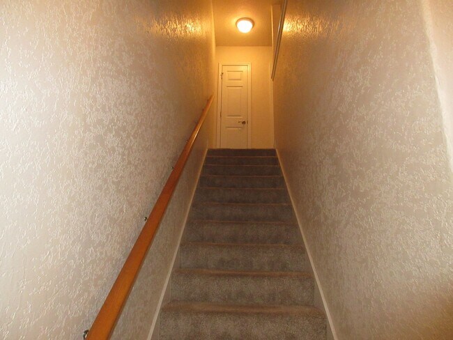 Building Photo - Great Townhome near Downtown