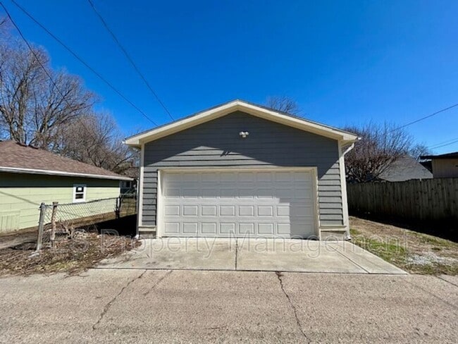 Building Photo - 838 N Temple Ave