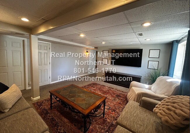 Building Photo - Large 5 bedroom home coming available in Layton