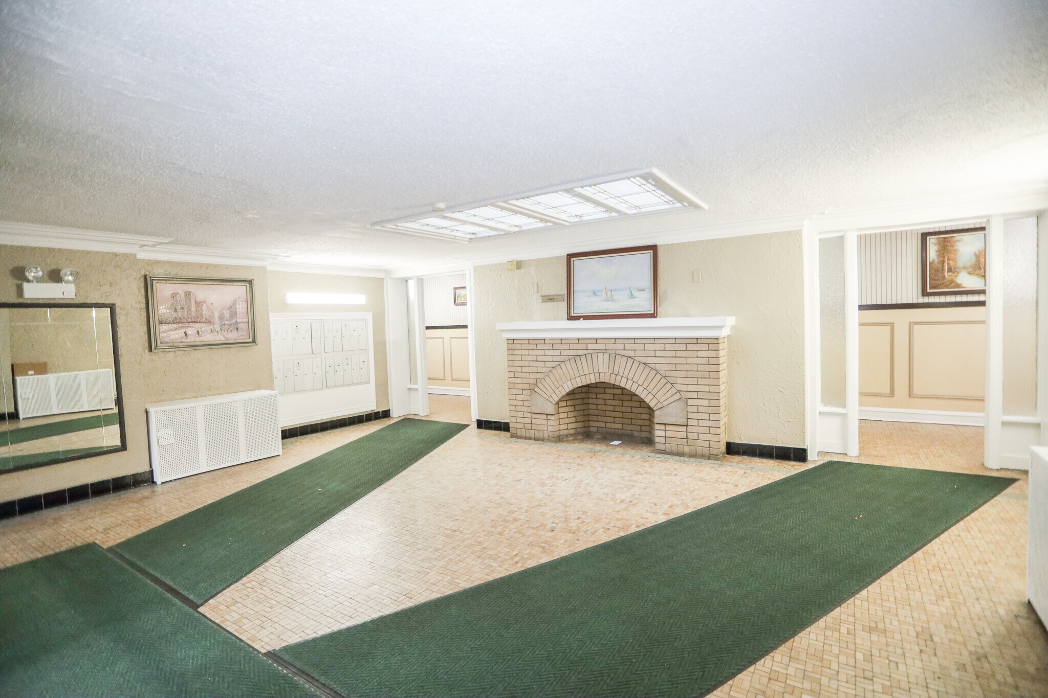 Building Photo - 6106 N Kenmore Ave