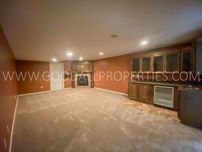 Building Photo - Executive Home - 4 Bedroom, 3.5 Bathroom in Country Club Neighborhood with Finished Basement