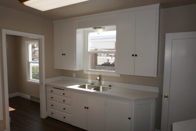 Building Photo - Adorable 1940's Remodeled 4 Bed 2 Bath Home