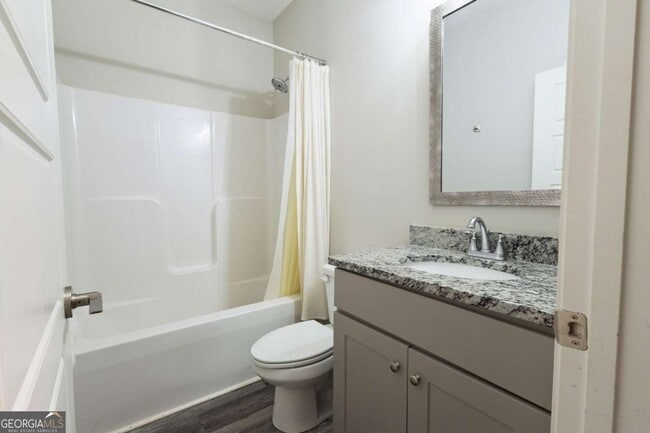 Building Photo - 214 Oakwood Dr