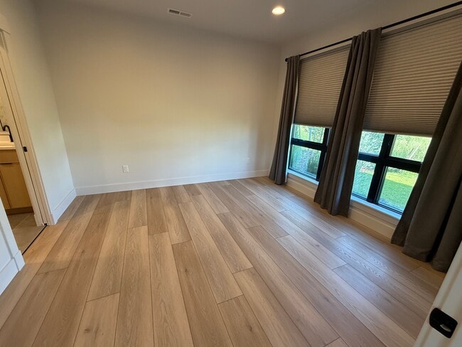 Building Photo - 1401 Windrow Dr