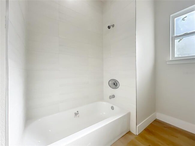 Building Photo - 356 W 4th St