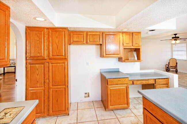 Building Photo - 2 Story, 4 BR, 2205 SF home off Southern Blvd in Rio Rancho