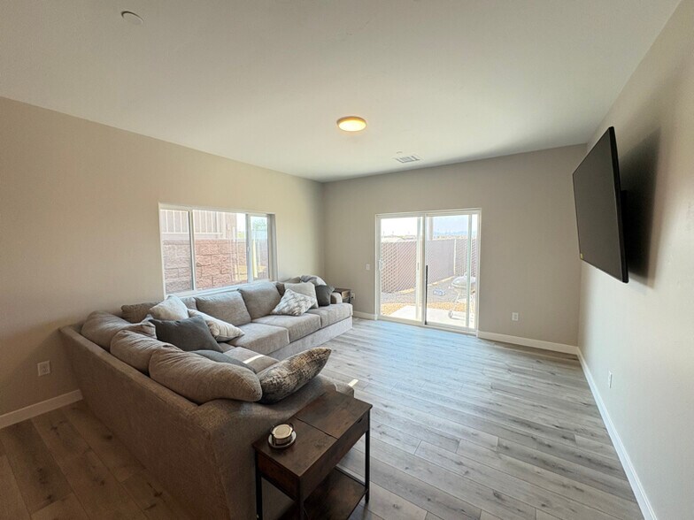 Building Photo - 2820 Palisades Dr
