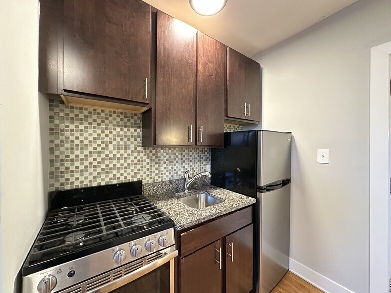 Building Photo - 4550 N Paulina St