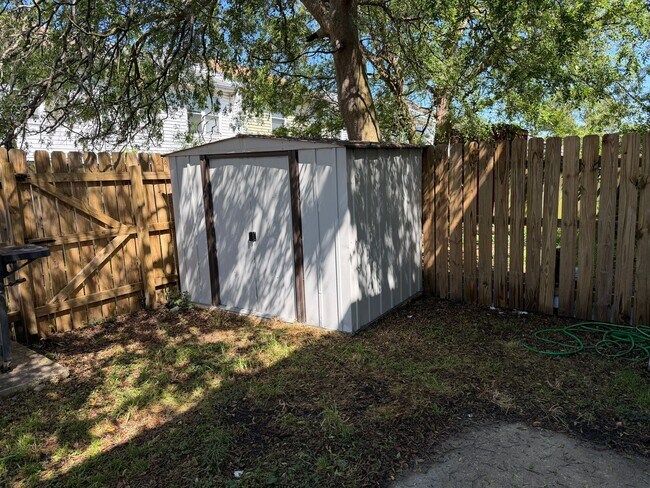 Building Photo - WINDSOR OAKS WEST - Three Bedroom Townhome
