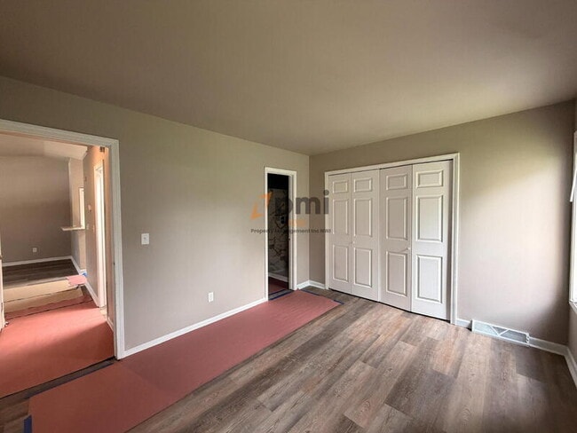 Building Photo - 160 Meadows Cir