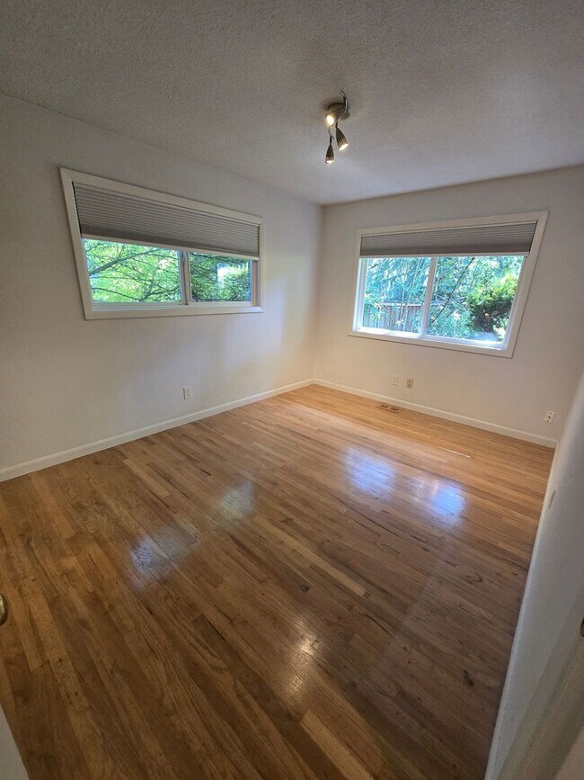 Building Photo - Popular West Linn! Tons of Space and great...