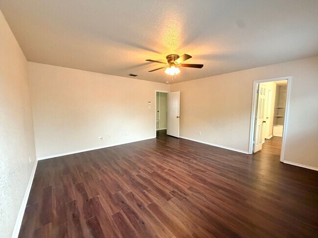 Building Photo - 10114 Emerald Sun