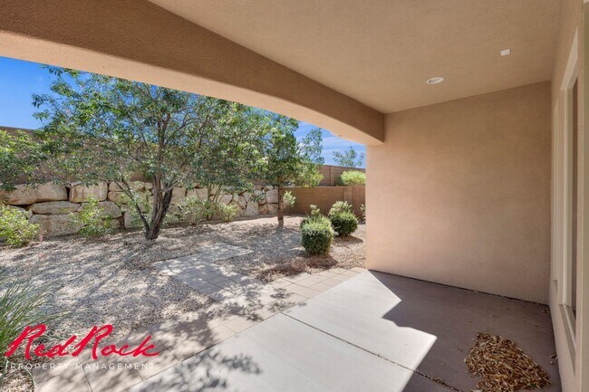 Building Photo - Sun River 2 Bedroom Home with Bonus Den! First Class Amenities!