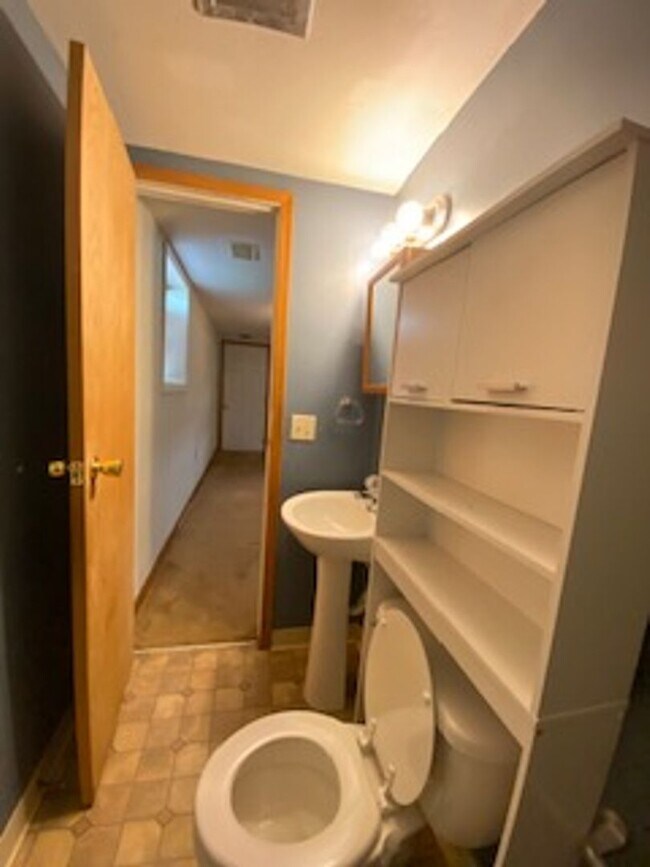 Building Photo - 3 Bedroom Home Available in Elkhart!