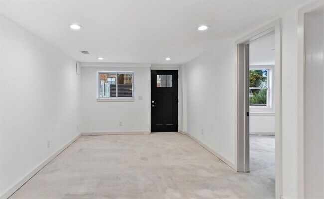Building Photo - 632 Boulevard NE