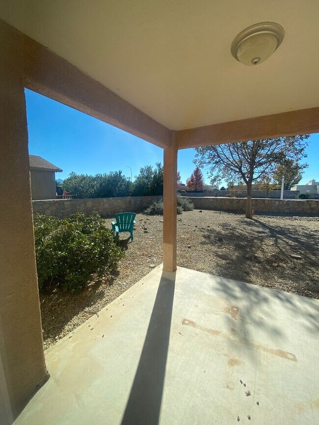 Building Photo - 4 Bedroom, 2 Bathroom House Available Now!