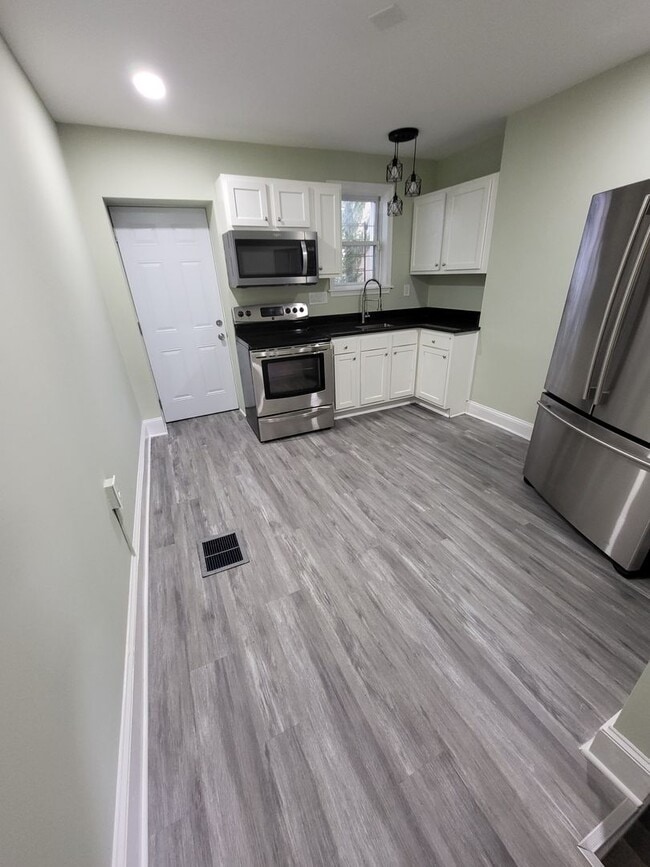 Building Photo - 2 Bed 1 Bath with a Bonus Room in Basement
