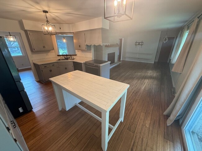 Building Photo - Updated 3BR Home in Prime Wauwatosa Locati...
