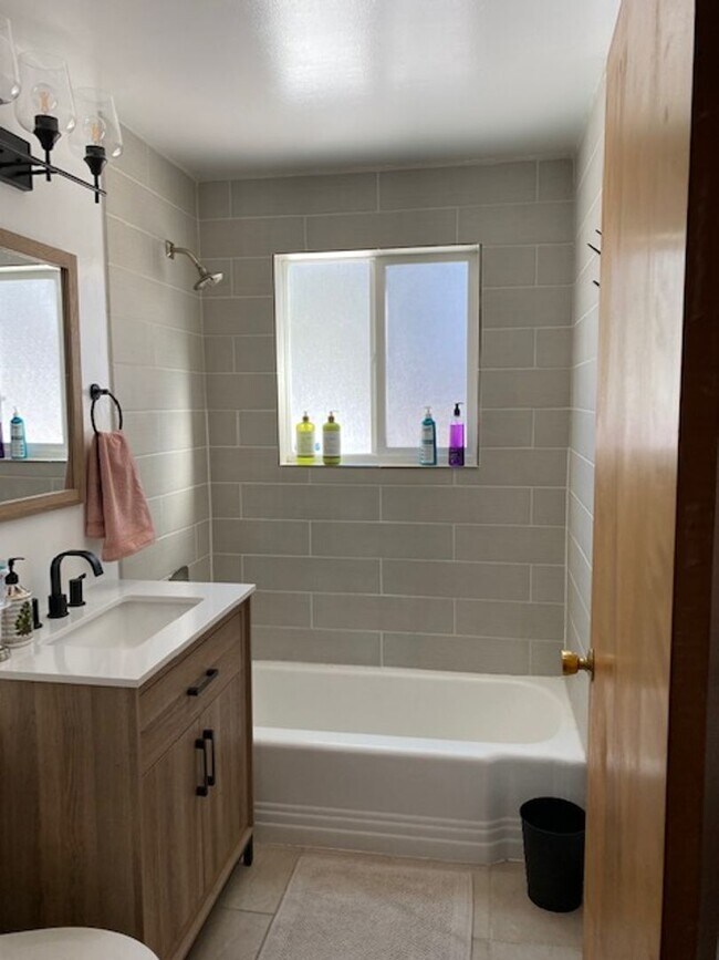 Building Photo - Lovely 3 Bedroom Home with Upgrades Throug...