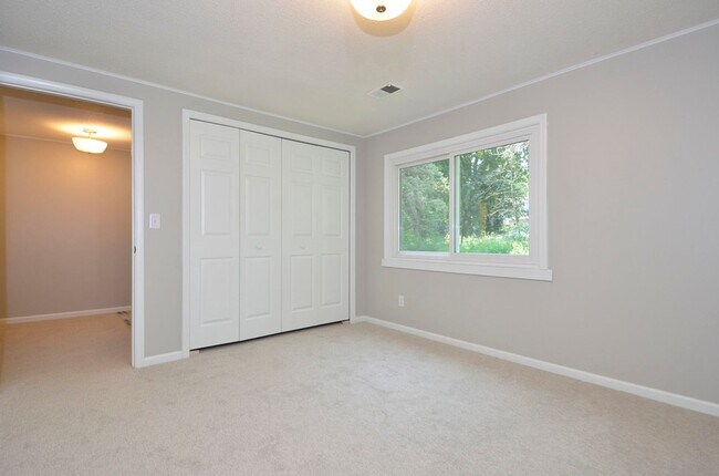 Building Photo - 6907 Berkshire Ln N