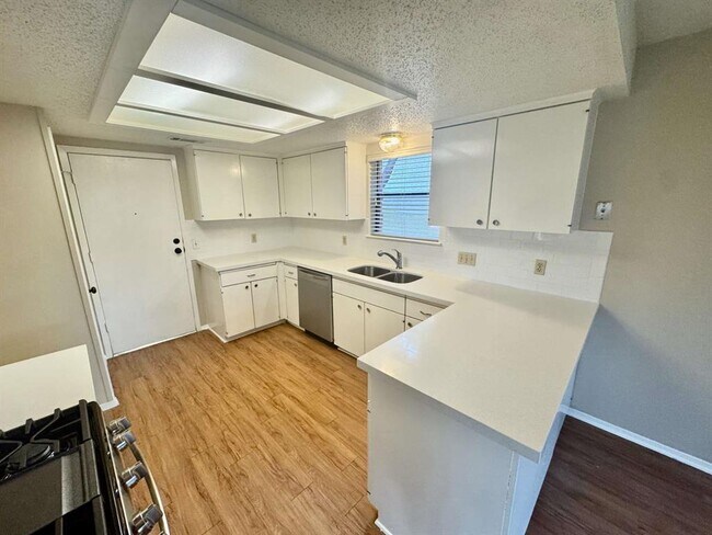 Building Photo - 2708 Charlesworth Dr