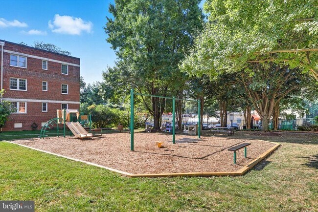 Building Photo - 2302 Colston Dr