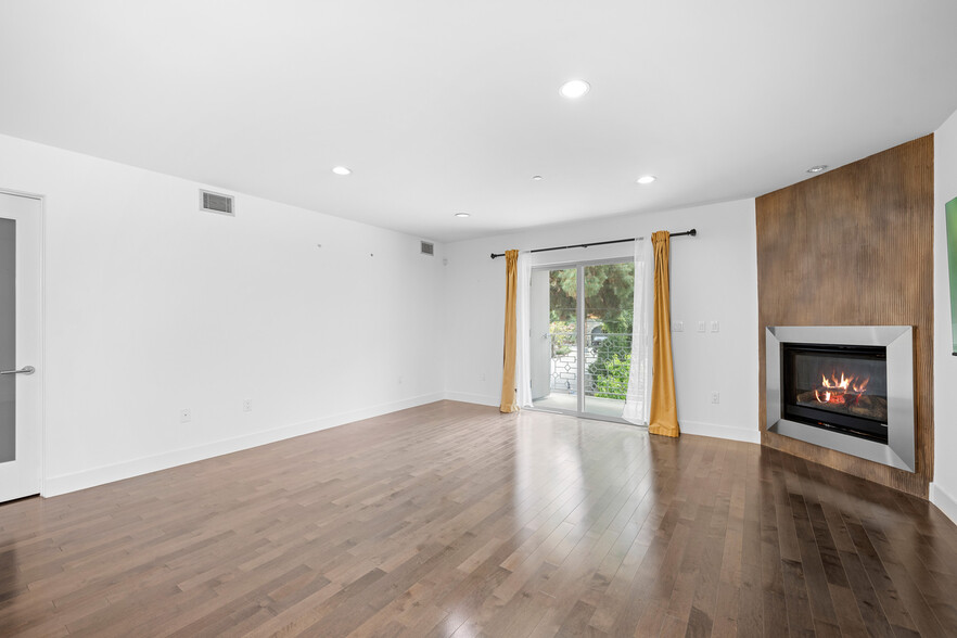 Building Photo - 11023 Fruitland Dr