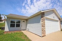 Building Photo - Fresh Duplex Living