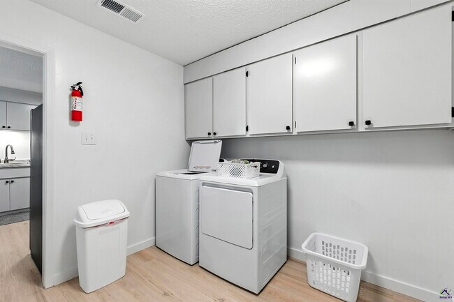 Building Photo - 1726 Greenwood Cir