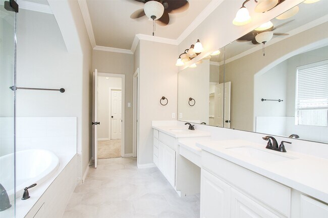 Building Photo - 35 Winhall Pl