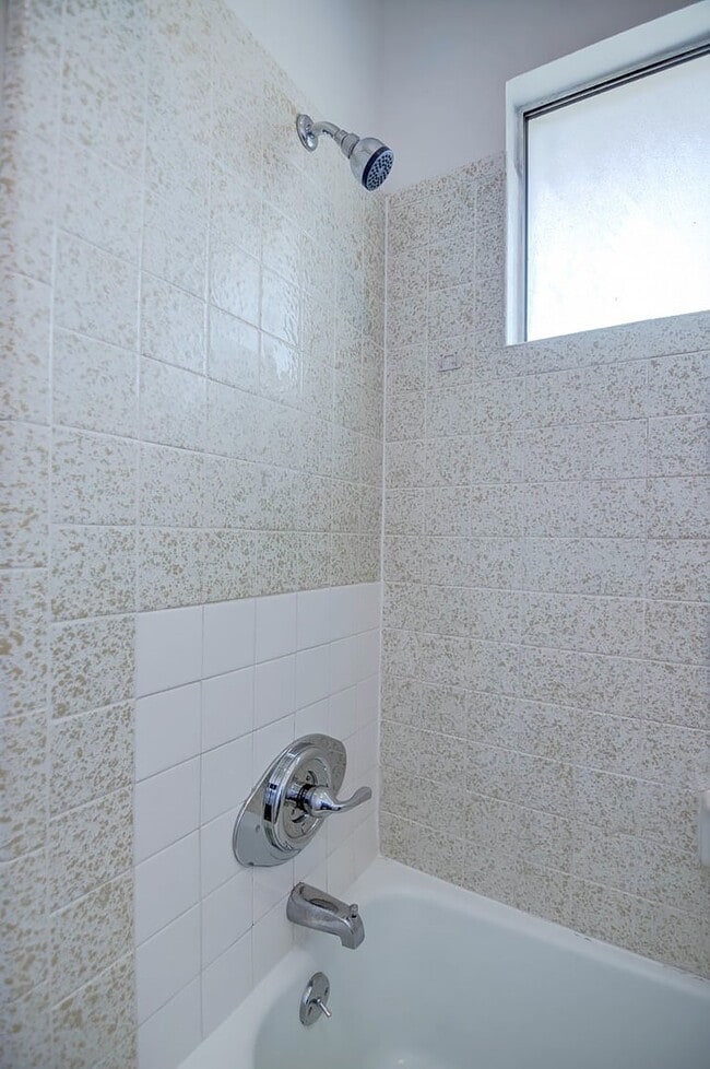 Building Photo - 1407 Akron Dr