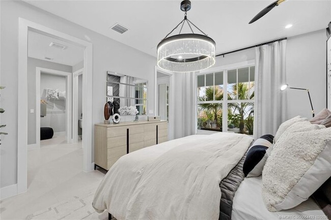 Building Photo - 823 SW Pr Ave