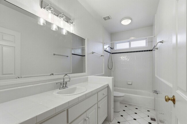Building Photo - Gorgeous 5-Bedroom Los Gatos Home