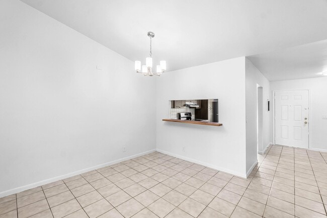 Building Photo - 9977 Three Lakes Cir