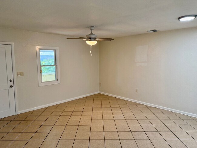 Building Photo - Amazing 2/1 so Close to the Ocean that you...