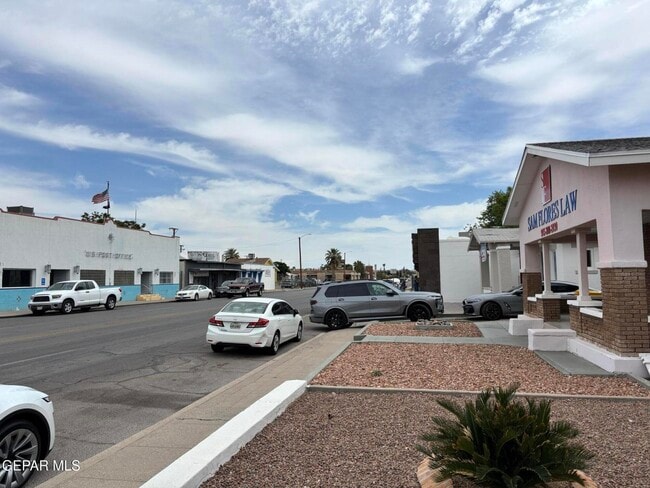 Building Photo - 3004 Yandell Dr