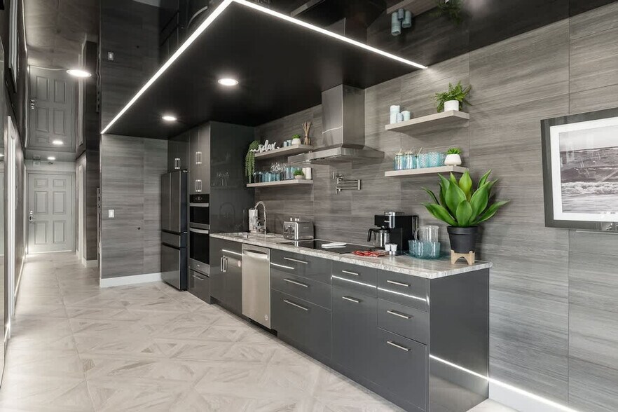 Building Photo - 8743 Thomas Dr