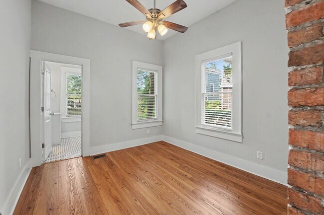 Building Photo - 311 W 39th St