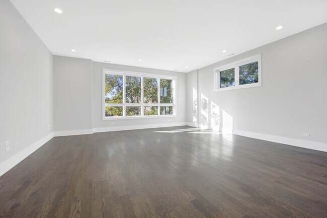 Building Photo - 562 W 18th St