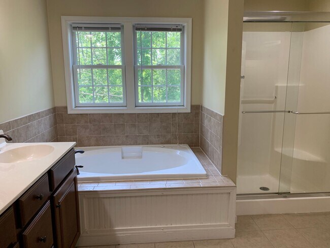 Building Photo - BEAUTIFUL 3 BED/2.5 BATH TOWNHOUSE!!