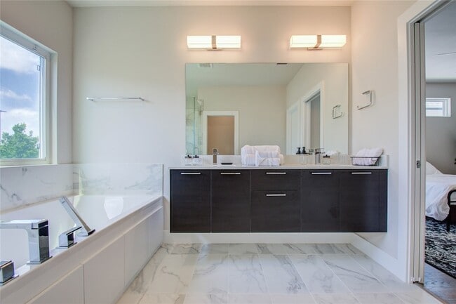 Building Photo - 4914 Noble St