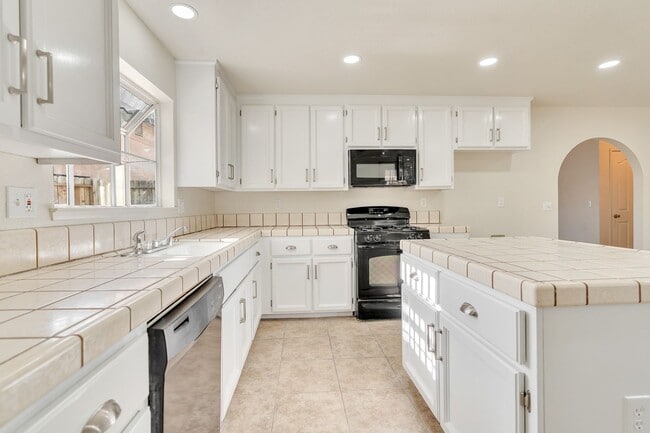 Building Photo - BEAUTIFUL 4 BEDROOM HOME WITH SWIMMING POOL!