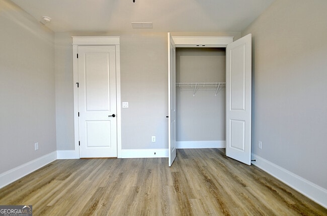 Building Photo - 190 Redhaven Dr