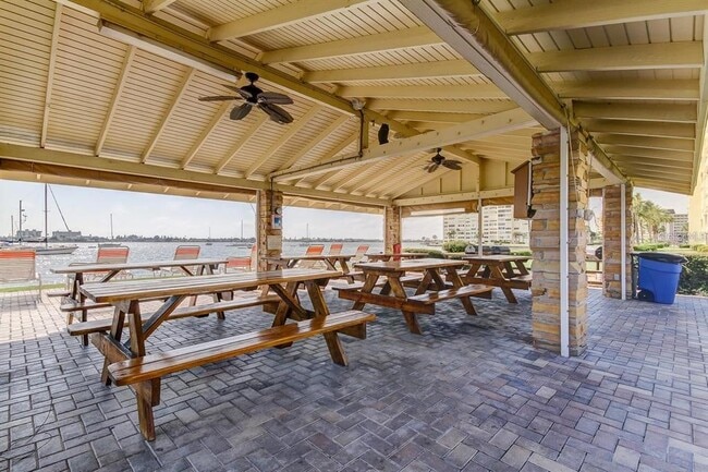 Building Photo - 4700 Cove Cir