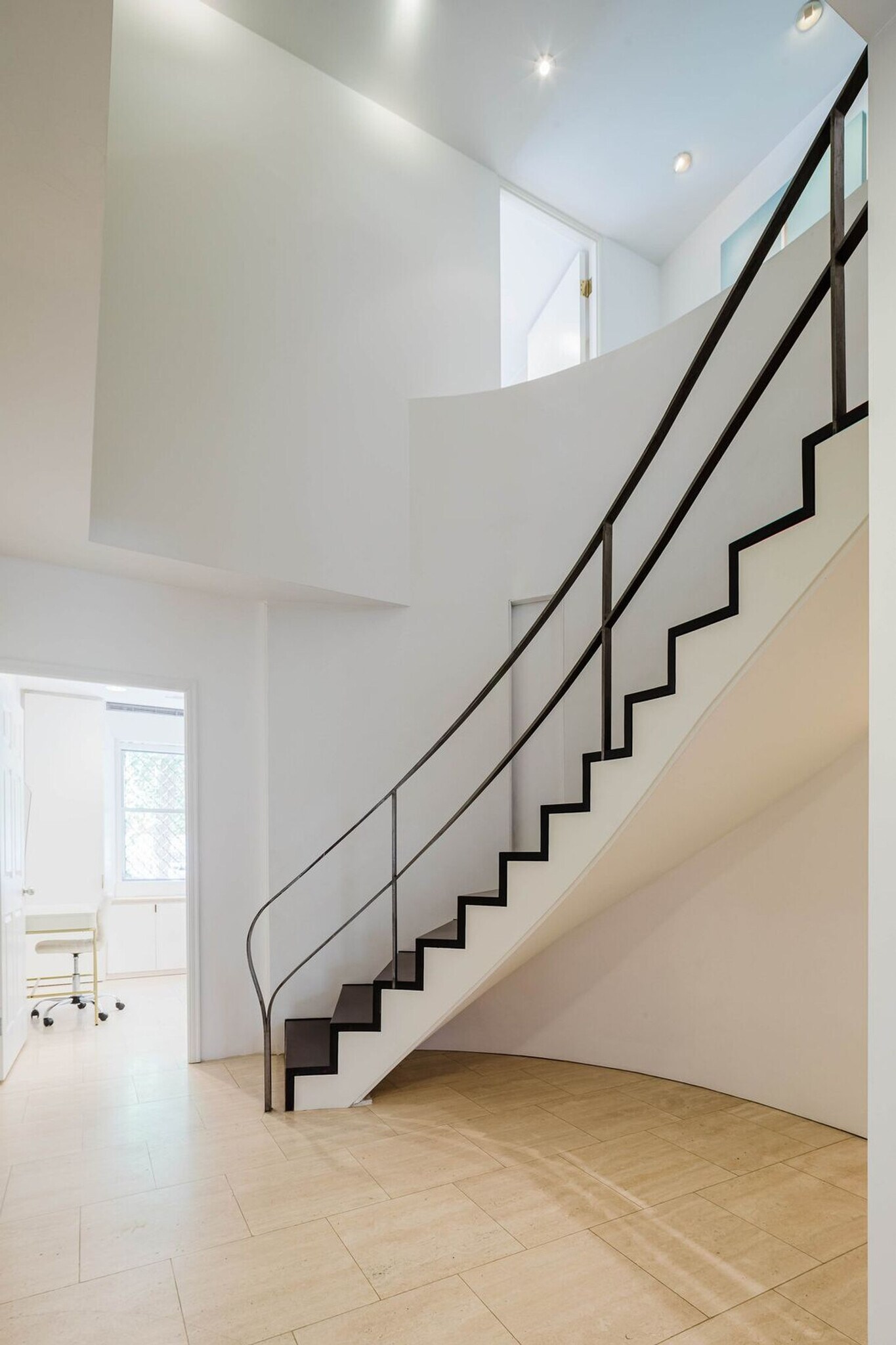 Building Photo - 323 E 51st St