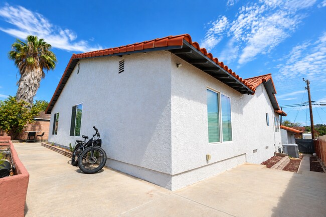 Building Photo - 832 Alvin St