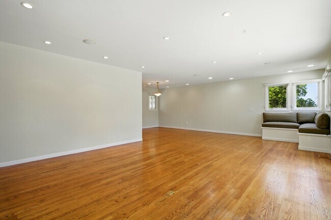 Building Photo - Gorgeous 4 bedroom home in Greenbrae with ...