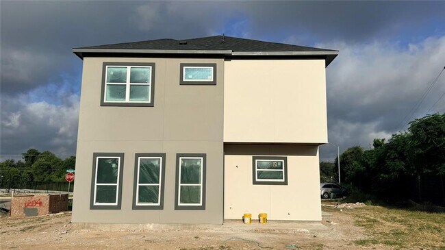 Building Photo - 1204 Friends Cv