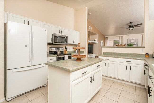 Building Photo - 1762 E Sycamore Rd